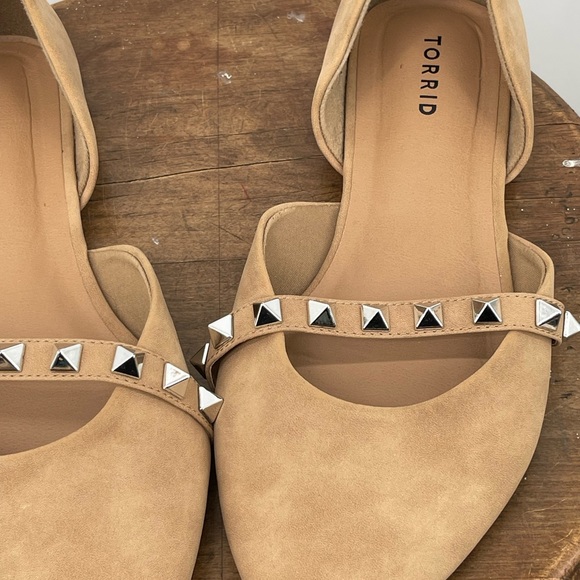 torrid tan studded d'Orsay flats with silver pyramid accents - Picture 5 of 8